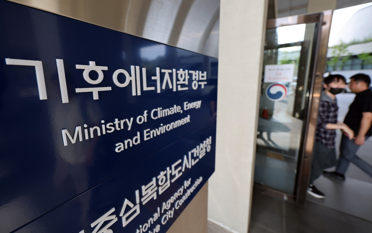 ▲<YONHAP PHOTO-4061> '내일부터 기후에너지환경부' (세종=연합뉴스) 배재만 기자 = 에너지 정책 기능의 중심을 환경부로 확대한 '기후에너지환경부'로 넘기는 정부 조직 개편안이 30일 국무회의 의결로 확정됨에 따라 내달 1일부로 환경부가 확대된 '기후에너지환경부'가 공식 출범한다. 30일 정부세종청사에서 '환경부' 현판이 '기후에너지환경부' 현판으로 교체되어 있다. 2025.9.30 scoop@yna.co.kr/2025-09-30 16:18:24/<저작권자 ⓒ 1980-2025 ㈜연합뉴스. 무단 전재 재배포 금지, AI 학습 및 활용 금지>