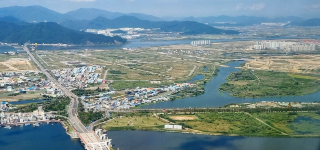 5일 기후에너지환경부 장관 주재로 열린 에너지위원회에서 전국 최초로 부산의 분산에너지 특화지역(분산특구) 지정이 확정됐다. 분산특구 예정지인 부산 강서구 에코델타시티(EDC)와 그린데이터센터 집적단지 일대. 김경현 기자 view@.