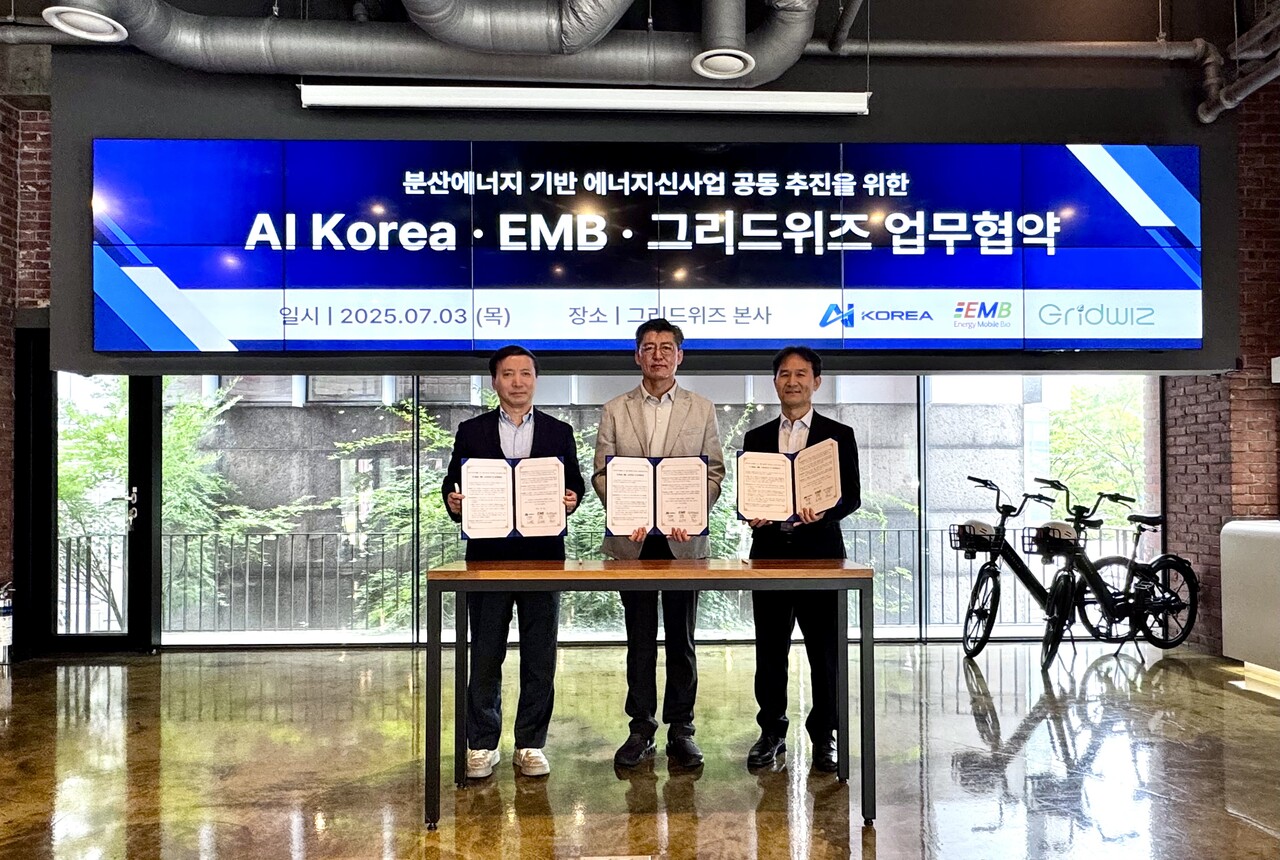 지난 3일 그리드위즈 본사에서 (왼쪽부터)여명규 AI Korea 사장, 김구환 그리드위즈 대표, 홍지태 EMB 대표가 업무협약 체결 이후 기념 촬영을 하고 있다.[사진=그리드위즈]