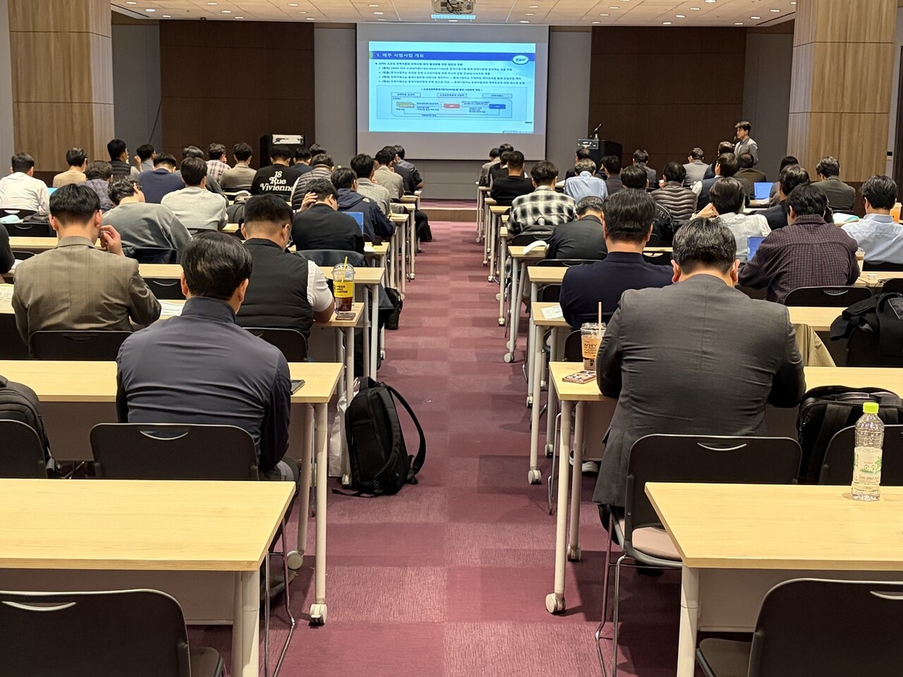 6일 서울 강남구 코엑스에서 ‘AI 시대의 분산에너지 및 ESS 사업화 방안’ 세미나가 열리고 있다. [사진=정재원 기자]