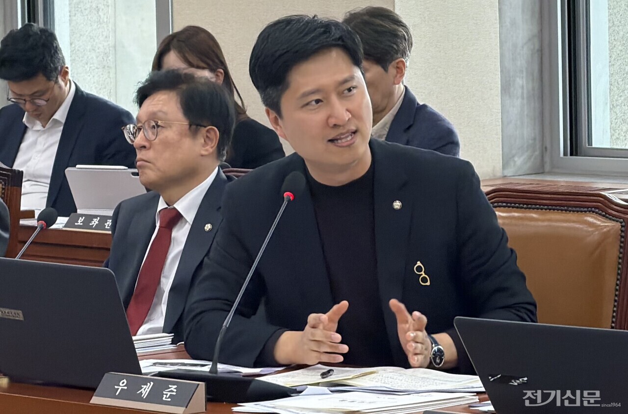 우재준 의원이 24일 국회 기후에너지환경노동위원회 전체회의에서 전기차 완속 충전기 요금 인상 문제와 관련해 발언하고 있다.[사진=우재준의원실]