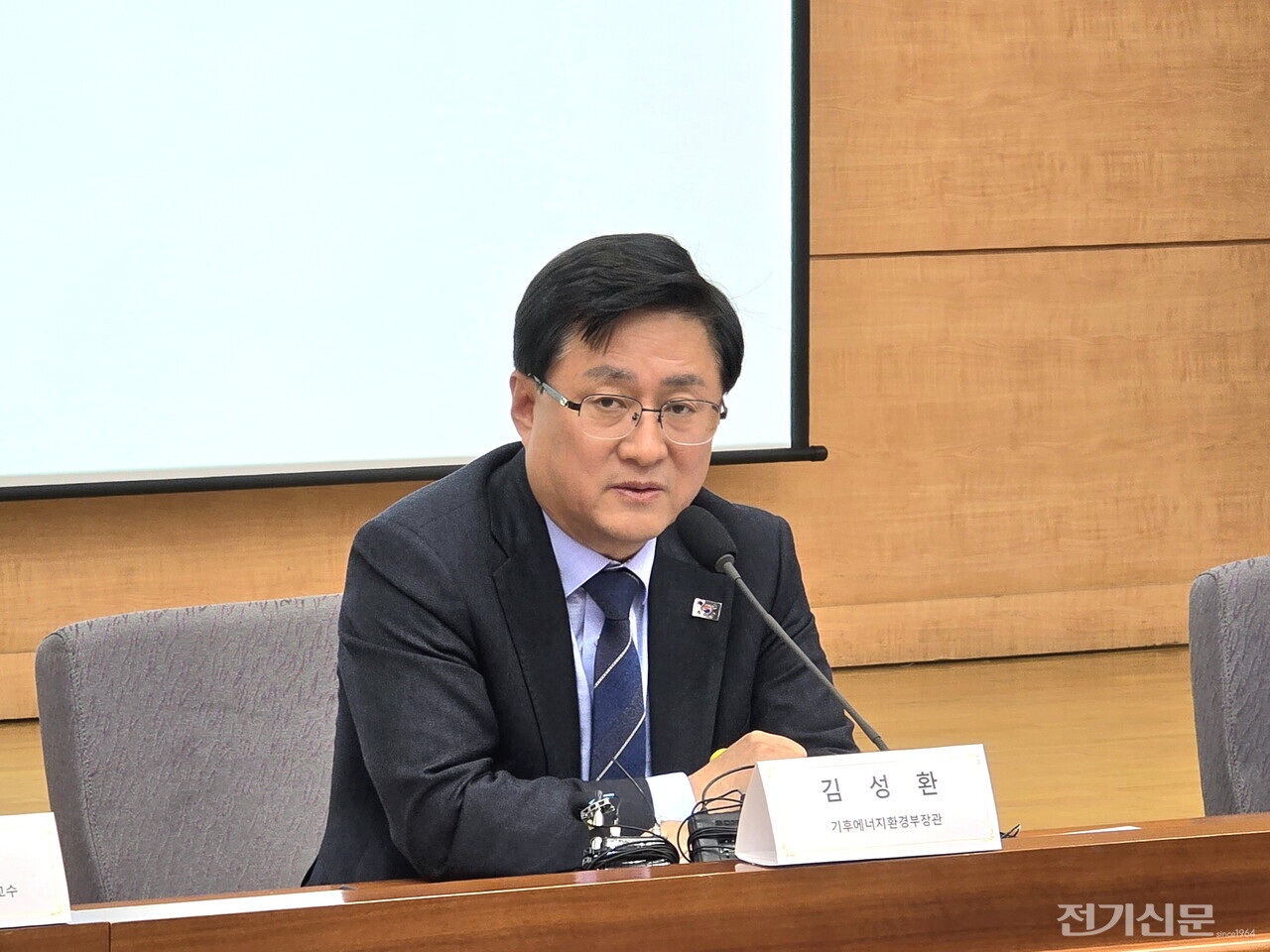 김성환 기후에너지환경부 장관이 16일 서울 종로구 정부서울청사 별관에서 열린 공동주택 내 전기차 충전시설 설치·운영체계 개선을 위한 간담회에서 발언하고 있다. [사진=오철 기자]