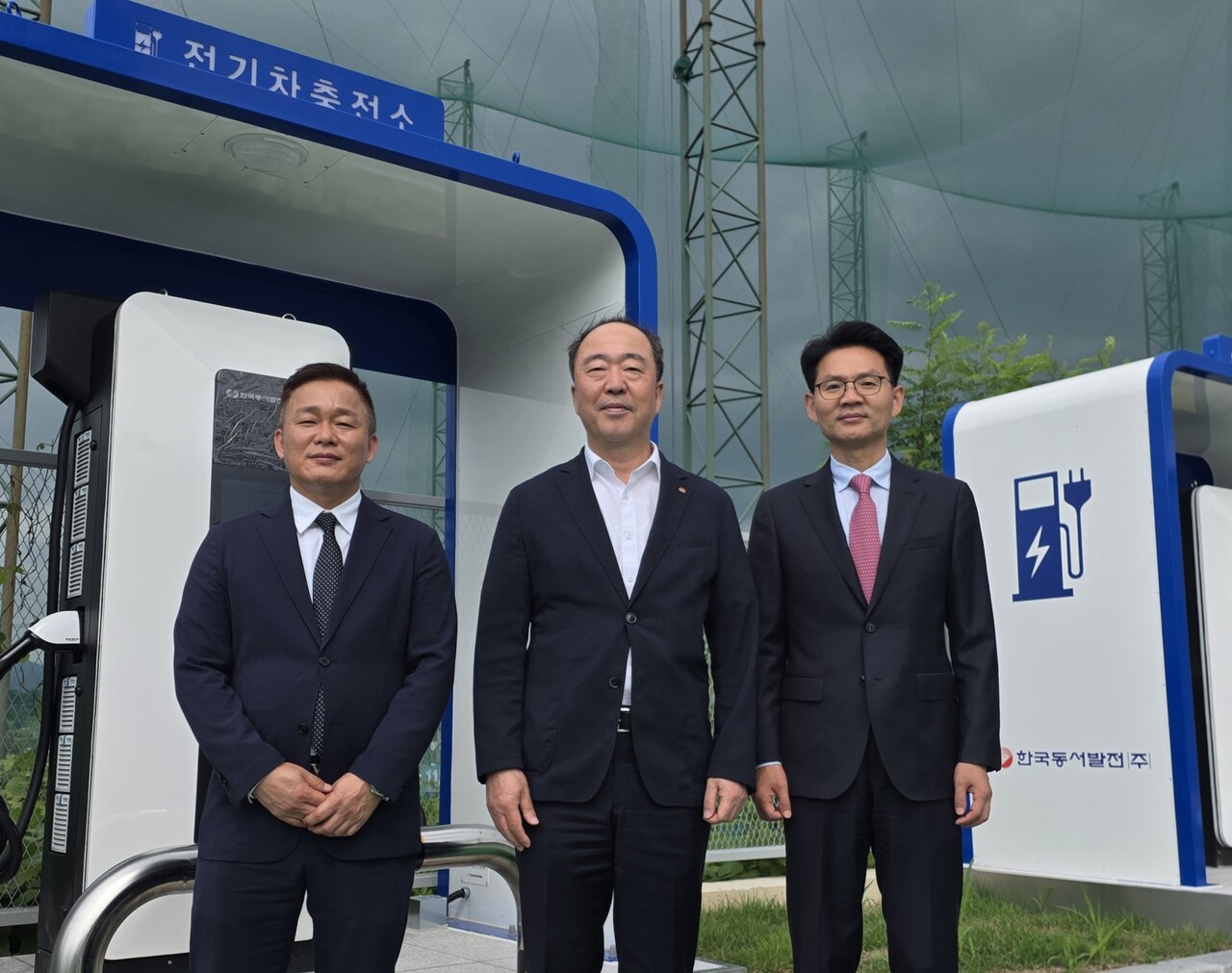 (왼쪽부터) 이충열 모니트 대표, 남석열 동서발전 기획부사장, 이상민 제니스코리아 대표가 업무협약 체결 후 기념촬영을 하고 있다. [사진=동서발전]