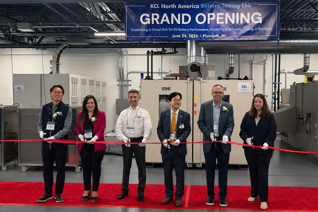 천영길 KCL 원장(오른쪽에서 세 번째), John Tesoro DEKRA North America CEO(오른쪽에서 두 번째), Charles Curmi 플리머스 타운십 최고행정관(왼쪽에서 세 번째) 등 참석자들이 KCL 북미시험소 개소식에서 기념촬영을 하고 있다.