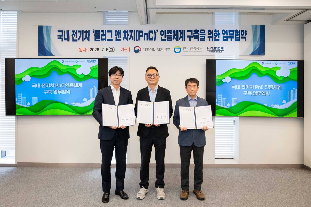 (왼쪽부터) 현대차그룹 EV인프라전략실장 정규원 상무, 기후에너지환경부 박판규 탈탄소녹색수송혁신과장, 한국환경공단 홍철규 친환경모빌리티처장 [사진=현대자동차그룹]