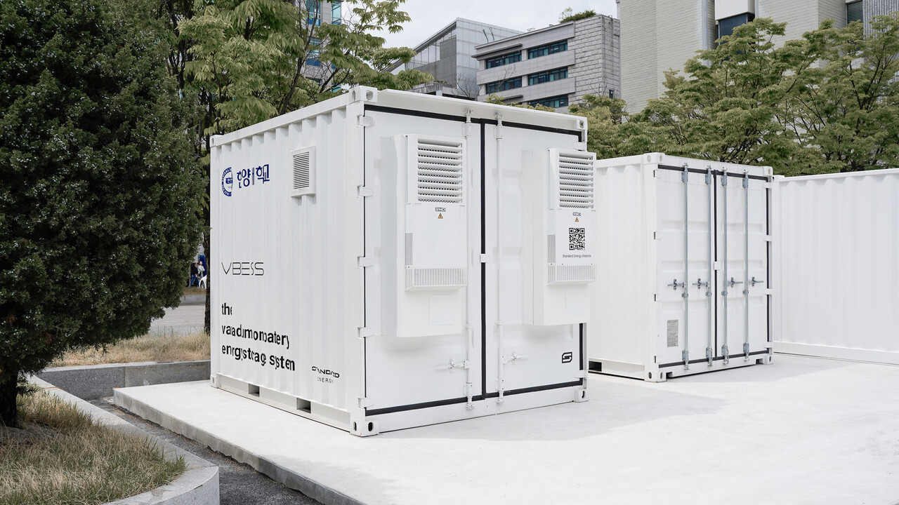스탠다드에너지가 한양대학교에 설치한 바나듐 이온 배터리 에너지 저장장치(ESS).[사진=스탠다드에너지]