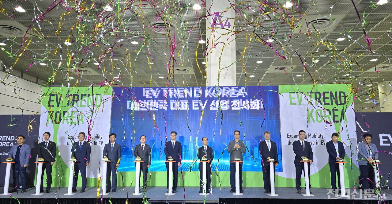 25일 서울 코엑스 A홀에서 열린 ‘EV트렌드코리아 2026’ 개막식에서 오일영 기후에너지환경부 기후에너지정책실장(왼쪽 여섯 번째), 황계영 한국자동차환경협회 회장(왼쪽 일곱 번째) 등 주요 관계자들이 개막 퍼포먼스를 하고 있다. [사진=오철 기자]