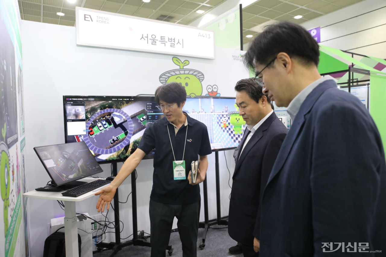 황보연 서울에너지공사 사장(가운데)이 ‘EV 트렌드 코리아 2026’에 마련된 공사 홍보부스를 방문해 전기차·수소차 충전 인프라 구축과 신기술 도입에 대한 설명을 듣고 있다.[사진=서울에너지공사]