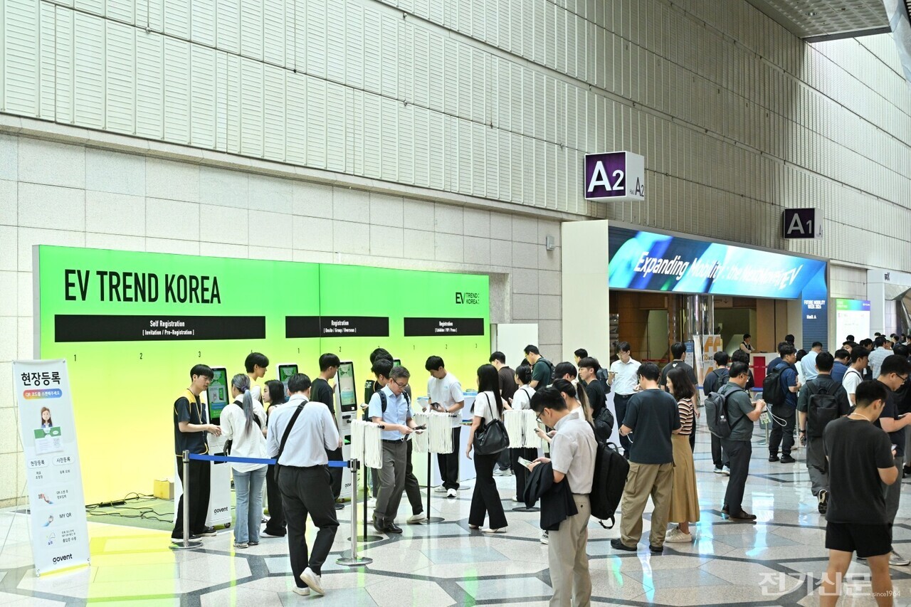 EV 트렌드 코리아 2026 현장등록 부스. [사진=코엑스]