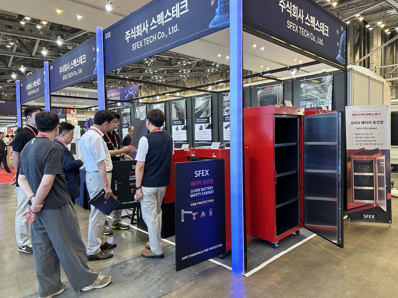 2일 부산 벡스코(BEXCO)에서 개막한 ‘2026 대한민국안전산업박람회’에 참가한 스펙스테크 부스를 둘러보는 업계 관계자들이 'SFEX 배터리 충전함'을 유심히 살펴보고 있다.[사진=스펙스테크]