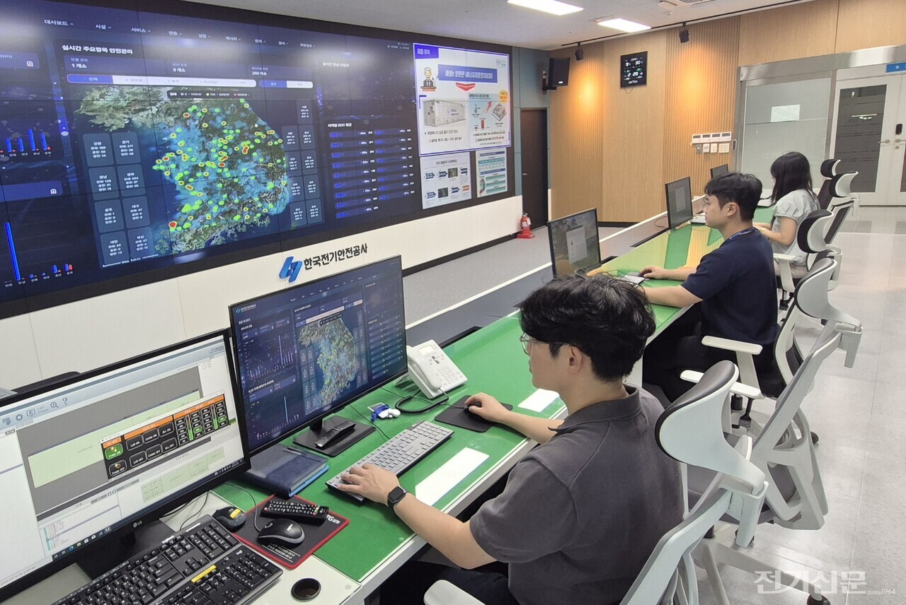 전기안전공사 직원들이 ESS전기안전센터에서 E-On 플랫폼을 활용해 관제업무하고 있다. [사진=전기안전공사]
