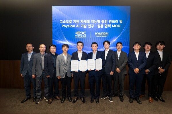 ▲조성민 한국도로공사 도로교통연구원장(왼쪽 다섯 번째)과 정호근 현대차그룹 미래전략본부장 부사장(오른쪽 여섯 번째)이 지난달 30일 현대차·기아 양재사옥에서 한국도로공사와 ‘고속도로 기반 차세대 지능형 충전 인프라 및 피지컬 AI 기술 연구·실증 협력’을 위한 업무협약(MOU)을 맺었다. (사진=현대차그룹)